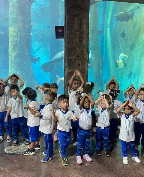 Criança da Escola Pró Futuro participando de atividade de alimentação saudável